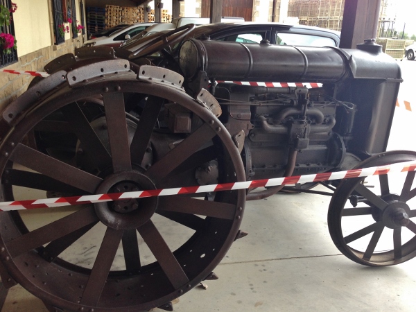 Visita_Luis_Cañas_Amaren_tractor_antiguo